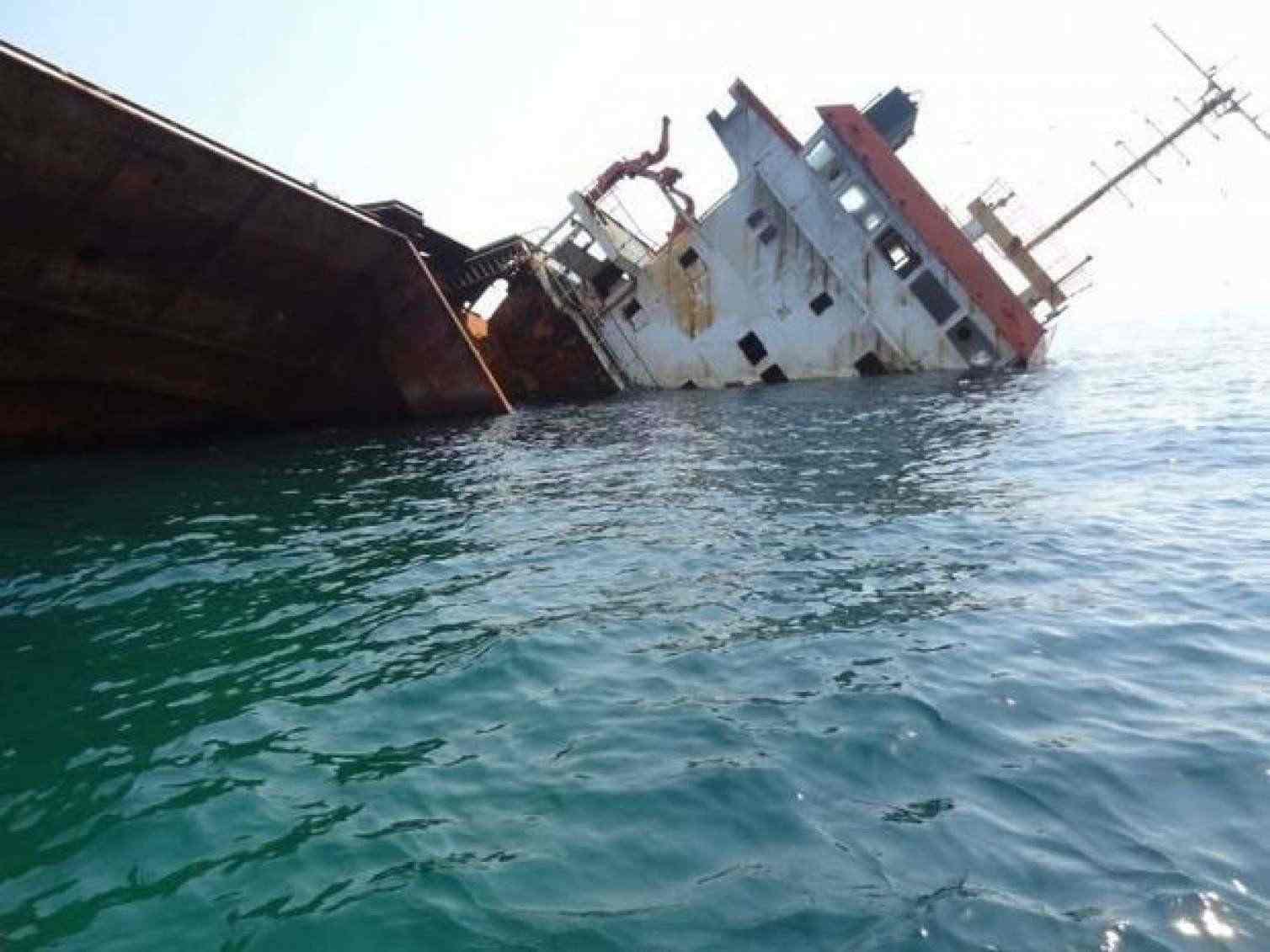 İran gəmisi Şri-Lanka sahillərində sualtı qayığın hücumuna məruz qalıb