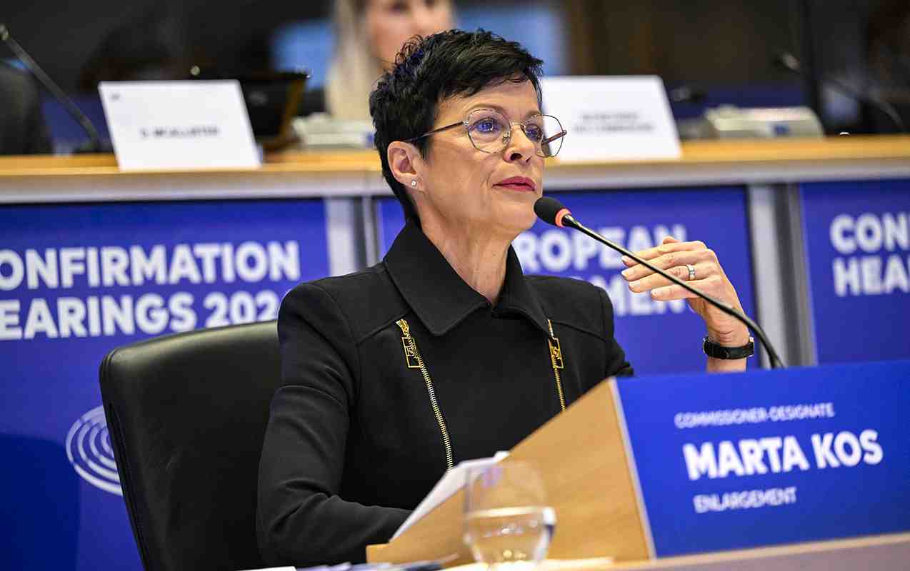 Avropa İttifaqının komissarı Prezident İlham Əliyev ilə məhsuldar fikir mübadiləsi apardı