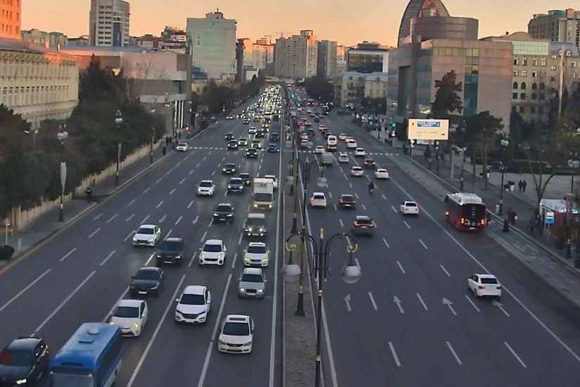 Bakının bir sıra yollarında nəqliyyatın sıxlığı yaranıb