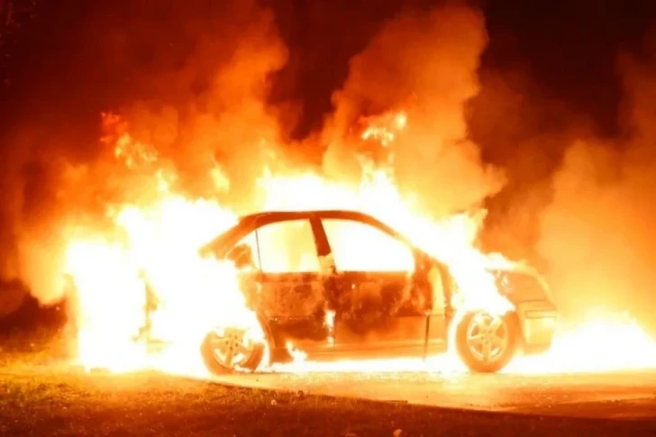 Bakıda avtomobil yanıb, bir nəfərin meyiti aşkarlanıb