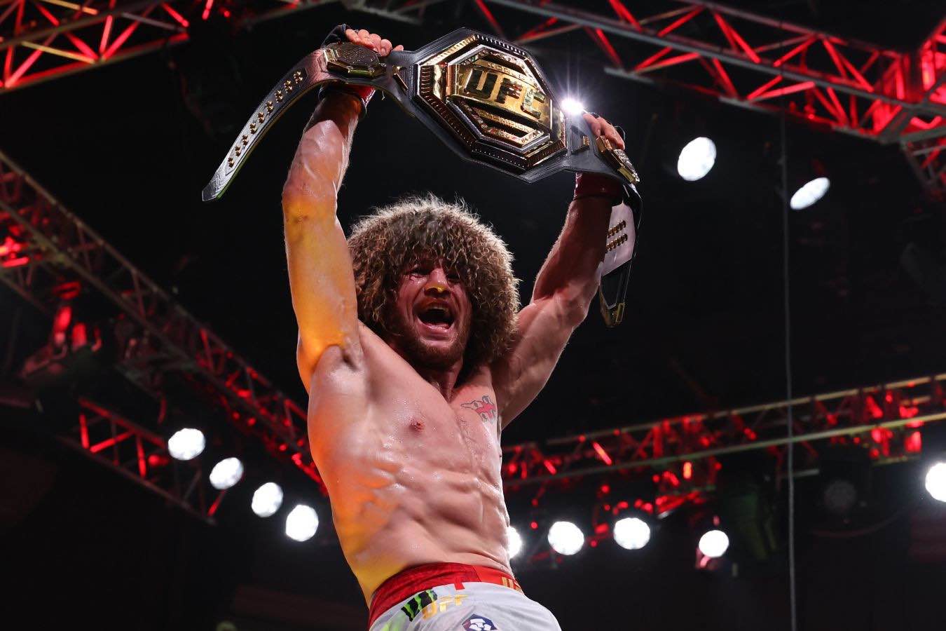 Merab Dvalişvili amerikalını məğlub edərək UFC çempionu titulunu qorudu