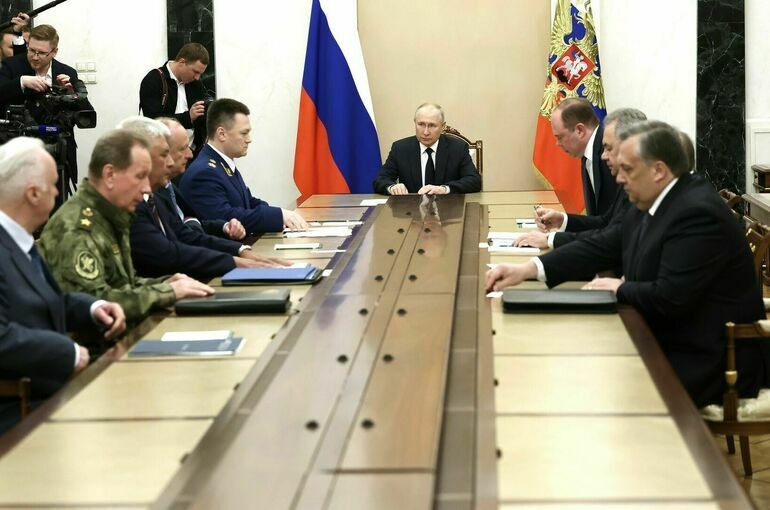 Putin Rusiyanın ali rəhbərliyinin üzvləri ilə müşavirə keçirib