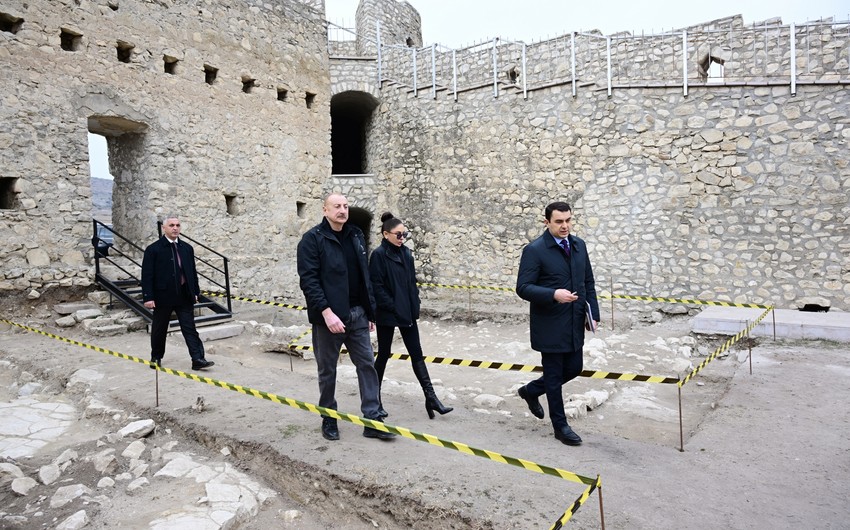 İlham Əliyev Əsgəran qala-kompleksinin konsepsiya layihəsi ilə tanış olub