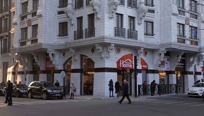 Kontakt Home'un Sahil filialında bıçaqlanma olub