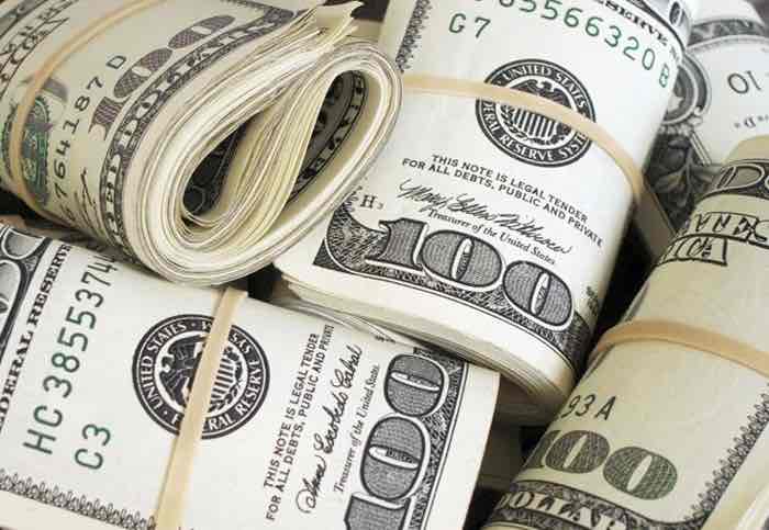 Azərbaycan banklarında fiziki şəxslərin əmanətlərinin dollarlaşması azalıb