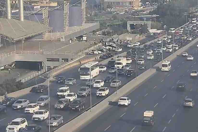 Bakının bir sıra yollarında nəqliyyatın sıxlığı müşahidə olunur