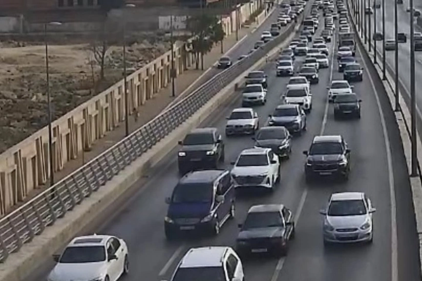 Bakının bir sıra yollarında nəqliyyatın sıxlığı müşahidə olunur