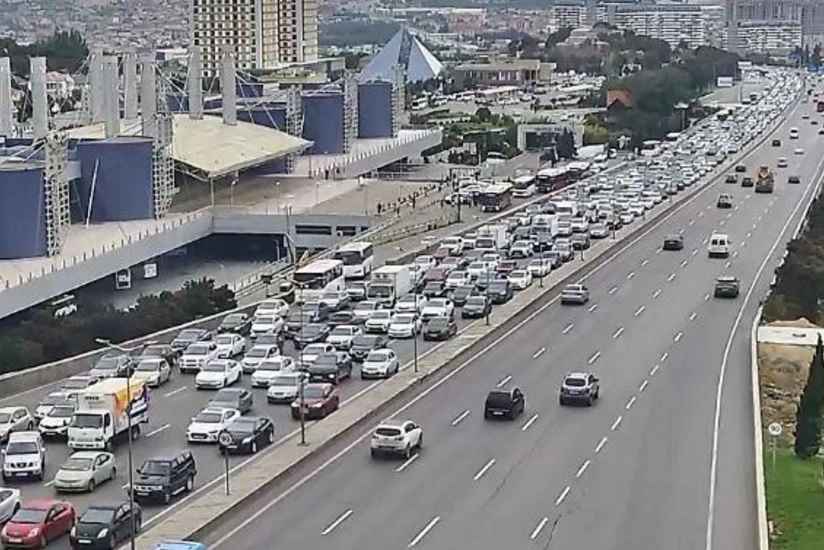 Bakının bir sıra yollarında tıxac yaranıb