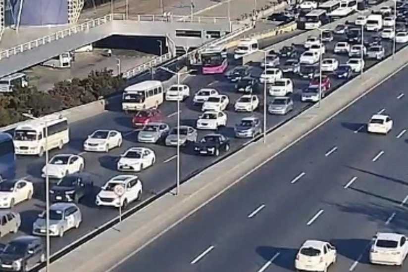 Bakının bir sıra yollarında tıxac yaranıb