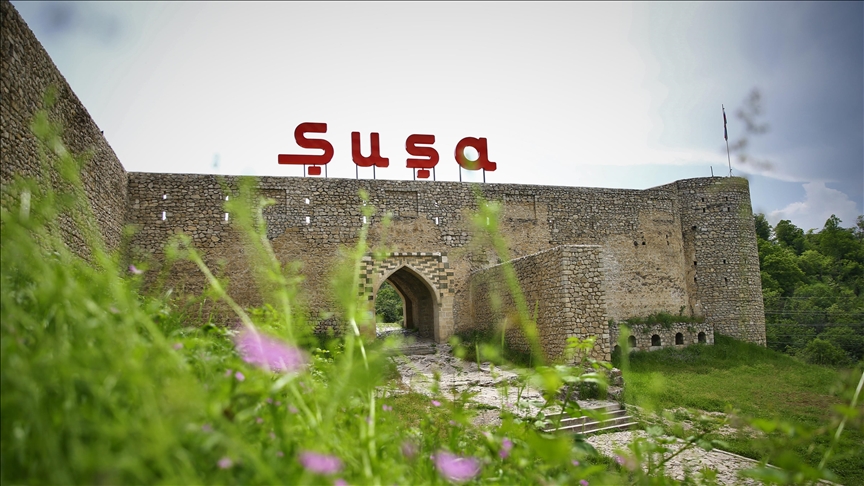 Şuşanın Qarabağ küçəsində 10 bina inşa edilir