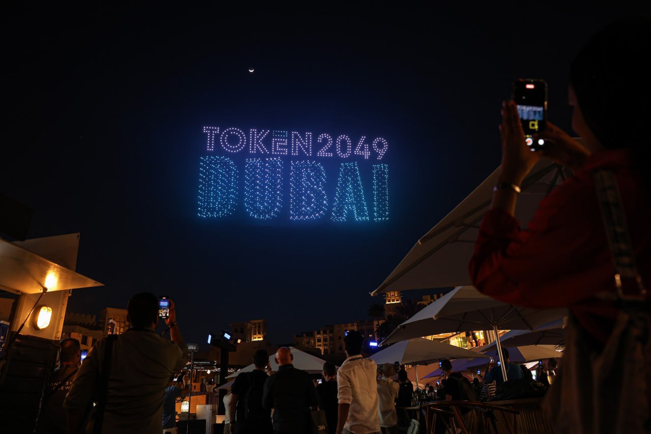 Token2049 bağlanış mərasimində 1500 LED dron Dubayın gecə səmasını işıqlandırıb