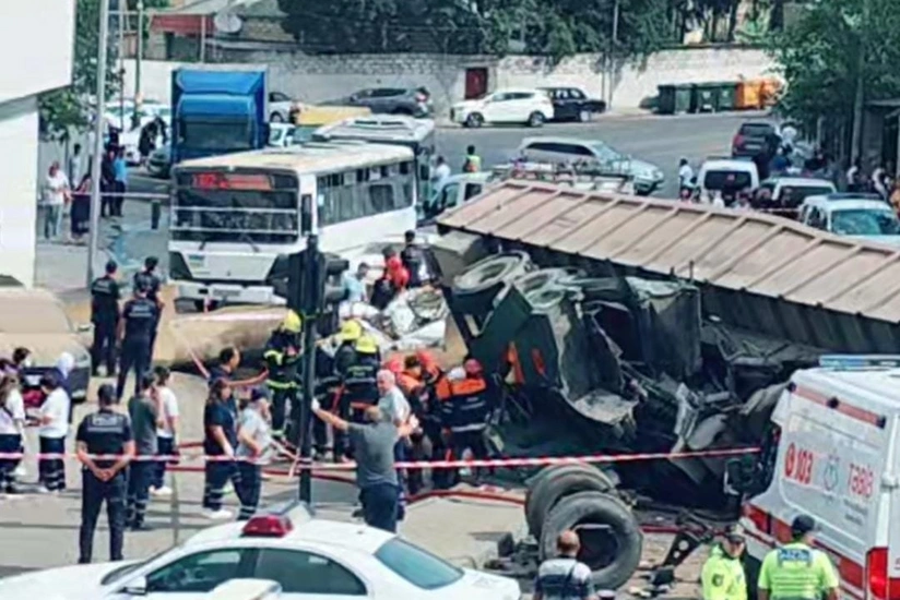 Bakıda yük maşını körpüdən aşaraq avtomobillərin üzərinə düşüb, 2 nəfər ölüb